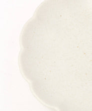 Load image into Gallery viewer, LAKOLE - Mino Ware Mini Plate Chrysanthemum White