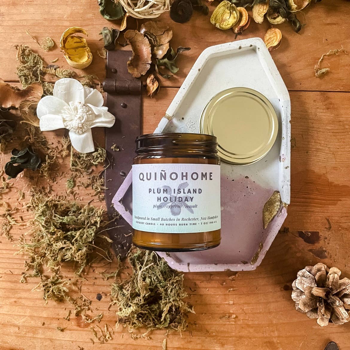 quiñohome - Plum Island Holiday 7oz Soy Candle Jar Plum Cypress Sea Salt