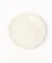 Load image into Gallery viewer, LAKOLE - Mino Ware Mini Plate Chrysanthemum White
